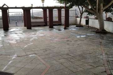 Limpieza de choque de la plaza de La Higuera Canaria, tras una denuncia vecinal/TA.